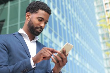 Bir cep telefonu kullanarak siyah iş adamı