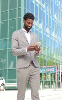 Açık bir cep telefonu kullanarak siyah iş adamı