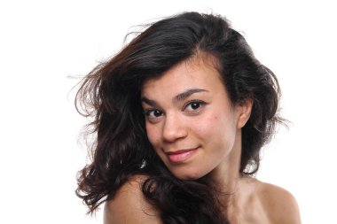 Güzel Afro-Amerikan kadın gülümsüyor