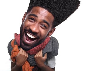 Beyaz arka plan üzerinde sıcak eşarp Afro-Amerikan adam