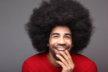 Mutlu siyah adam poz