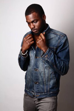 Siyah adam poz düşünme