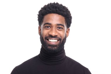 Beyaz arka plan üzerinde mutlu siyah adam