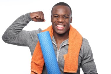 Havlu ve yoga halı ile siyah sporcu