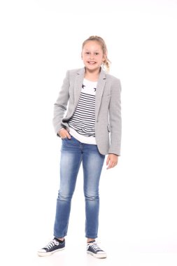 Güzel küçük kız gülümsüyor