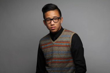 Asya genç adam ciddi