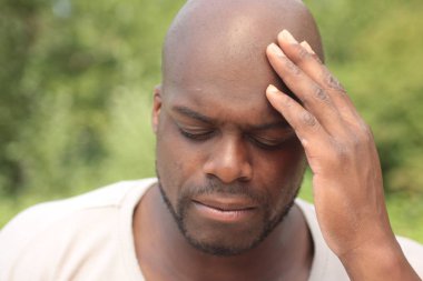 Siyah adam duygu baş ağrısı