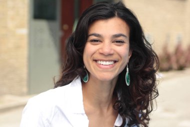 Açık havada gülümseyen güzel Afro-Amerikan kadın