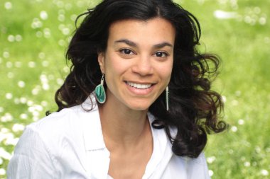 Açık havada gülümseyen güzel Afro-Amerikan kadın