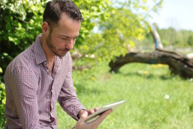 Beyaz adam açık havada tablet Pc kullanma