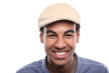 Siyah adam poz gülümseyen