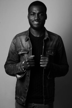 Siyah ve beyaz sesi üzerinde gülümseyen Afrika adam