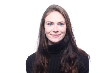 Güzel beyaz kız gülümsüyor