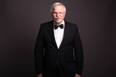 Yaşlı beyaz adam gülümsüyor