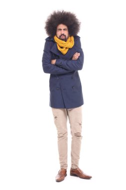 Kış giysileri beyaz arka planda siyah adam buz gibi 