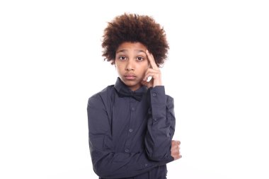 Güzel bir çocuk düşünüyor