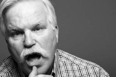 Yaşlı beyaz adam beyaz ve siyah arka plan üzerinde düşünme 