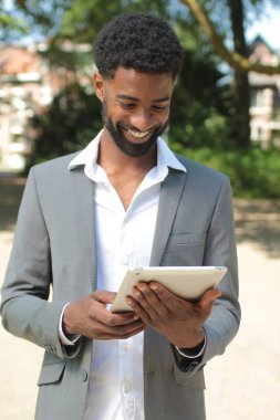 Tablet Pc kullanma siyah iş adamı