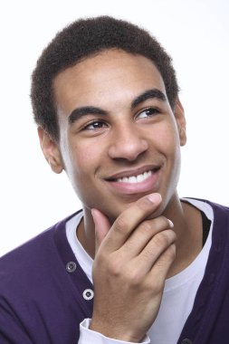 Siyah adam poz gülümseyen