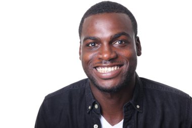 Siyah adam poz gülümseyen