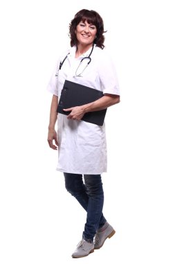 Mutlu kadın doktor stetoskop ve klasör ile