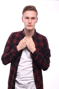 Genç beyaz adam ciddi