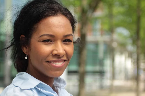 Hermosa Mujer Afroamericana Sonríe Aire Libre —  Fotos de Stock