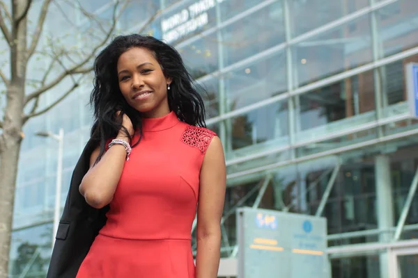 Hermosa Mujer Afroamericana Sonríe Aire Libre — Foto de Stock