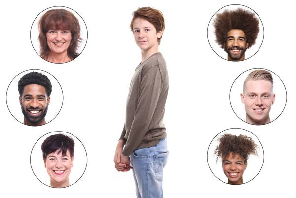 Junge Und Eine Reihe Von Interrassischen Menschen — Stockfoto