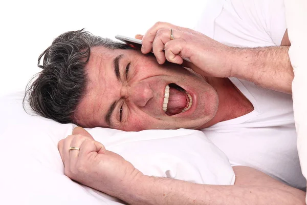 Oude Blanke Man Praten Mobiele Telefoon Terwijl Liggend Bed — Stockfoto