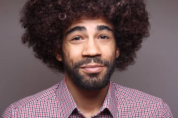 大きな髪と幸せな黒人 — ストック写真