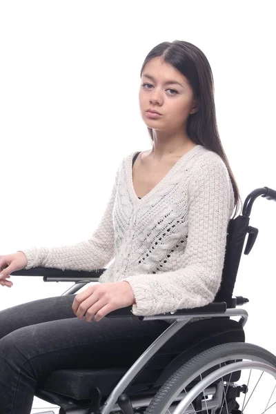 車椅子で深刻な若いアジア女性 — ストック写真