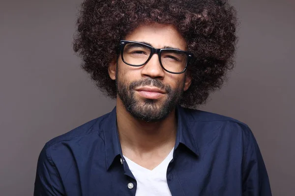 Gekrulde Zwarte Man Die Zich Voordeed Glazen — Stockfoto