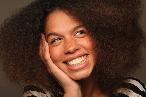 Feliz Mulher Negra Retrato — Fotografia de Stock