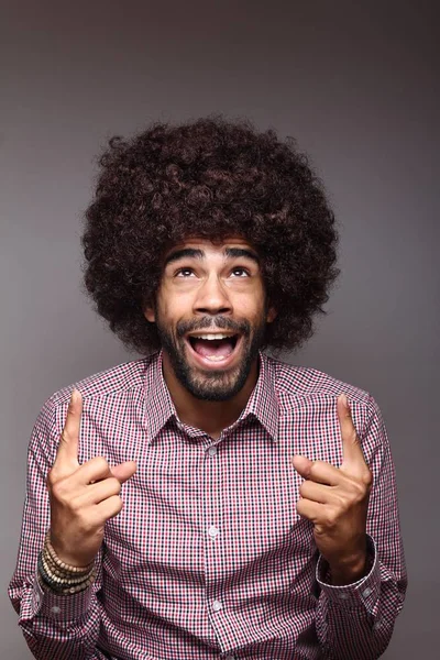 Kiabált Fekete Ember Nagy Hajjal — Stock Fotó