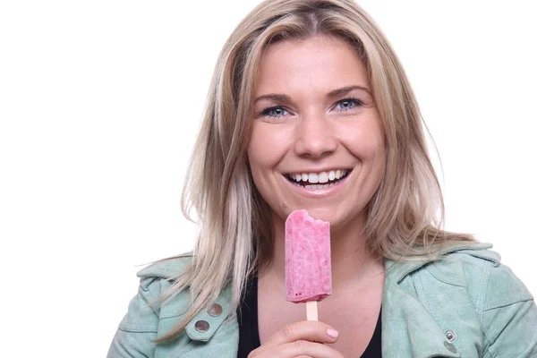 Hermosa Chica Caucásica Comiendo Helado — Foto de Stock