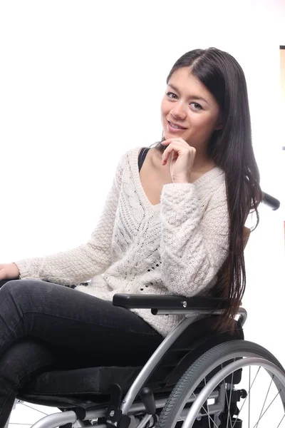 車椅子の若いアジア女性は笑みを浮かべてください — ストック写真