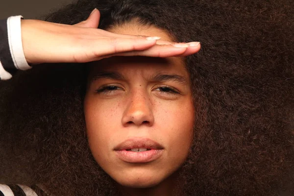 Zwarte Vrouw Zoek Naar Afstand — Stockfoto