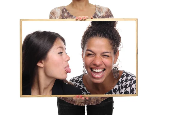 Mujer Celebración Marco Con Retrato Feliz Interracial Chicas Jóvenes —  Fotos de Stock