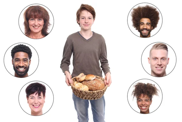 Kleiner Junge Mit Hölzernem Korb Mit Brotlaiben Und Gemischtrassigen Menschen — Stockfoto