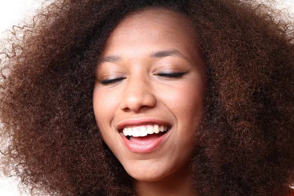 Mulher Afro Americana Bonita Está Sorrindo — Fotografia de Stock