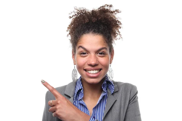 Mujer Negra Feliz Señalando Algo —  Fotos de Stock