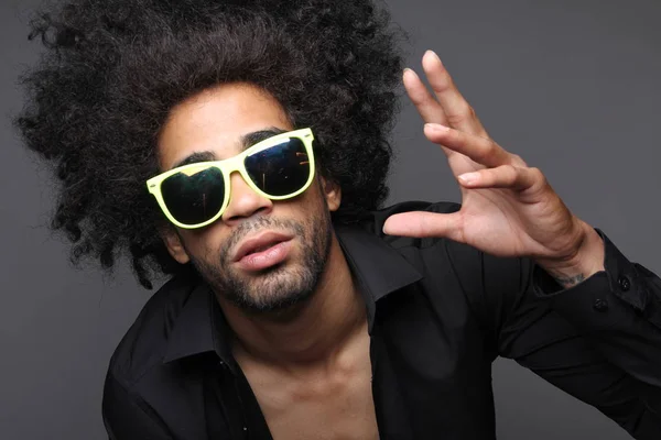 Curly Homem Negro Posando Óculos — Fotografia de Stock