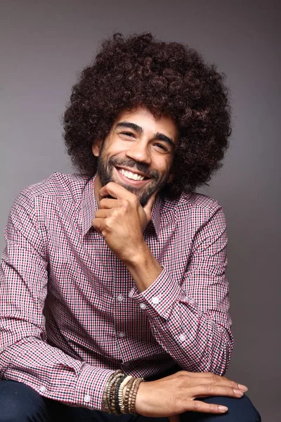 Ευτυχισμένος Άνθρωπος Μαύρη Μεγάλα Μαλλιά — Φωτογραφία Αρχείου