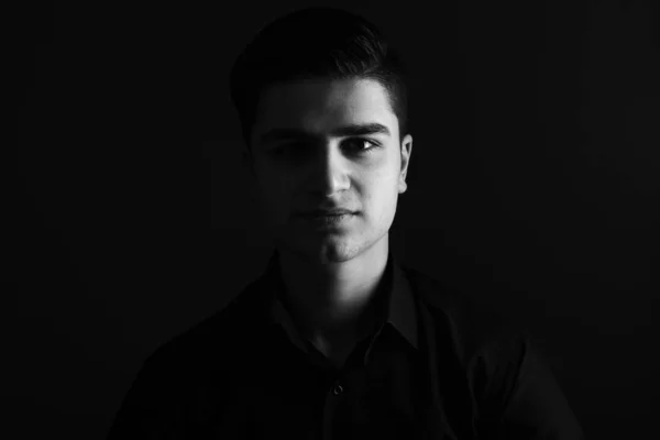 Kaukasischer Junger Mann Meint Ernst Mit Schwarz Weiß Tönen — Stockfoto