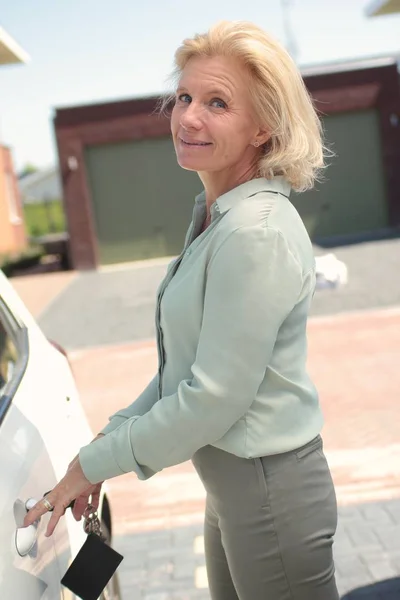 Kaukaski Kobieta Otwiera Drzwi Swojego Samochodu — Zdjęcie stockowe