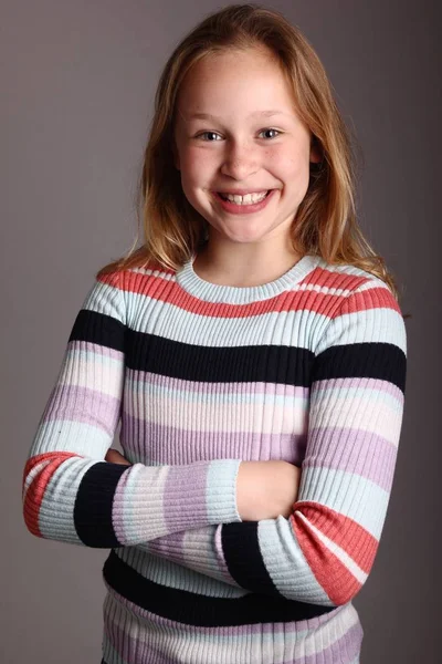 Hermosa Niña Está Sonriendo — Foto de Stock