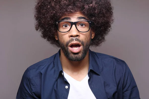 Surpreendido Homem Negro Óculos Posando — Fotografia de Stock