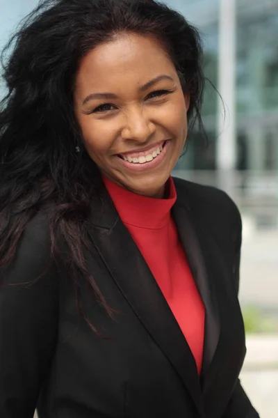 Hermosa Mujer Afroamericana Sonríe Aire Libre — Foto de Stock