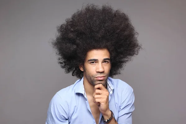 Denkender Schwarzer Mann Mit Großen Haaren — Stockfoto